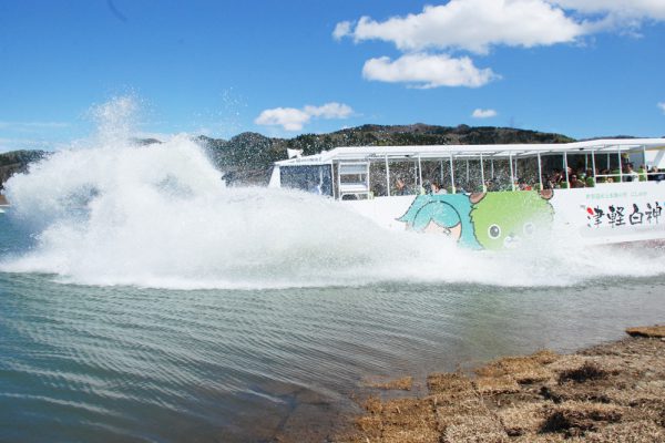 巴士飞奔于津轻白神湖中！？水路两用巴士